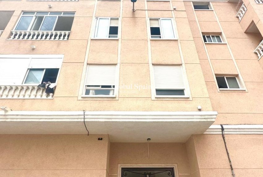 Wederverkoop - APPARTEMENT -
TORREVIEJA - Torrevieja