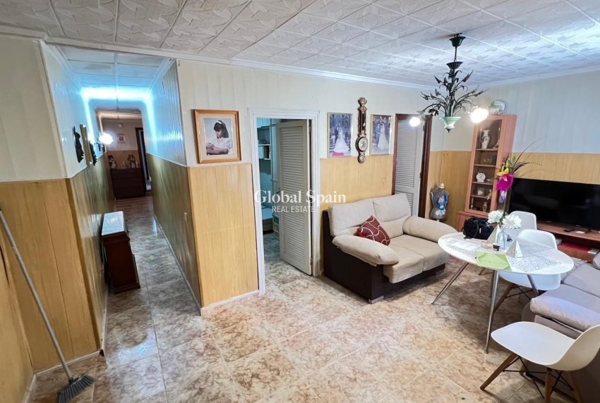 Wederverkoop - APPARTEMENT -
TORREVIEJA - Torrevieja