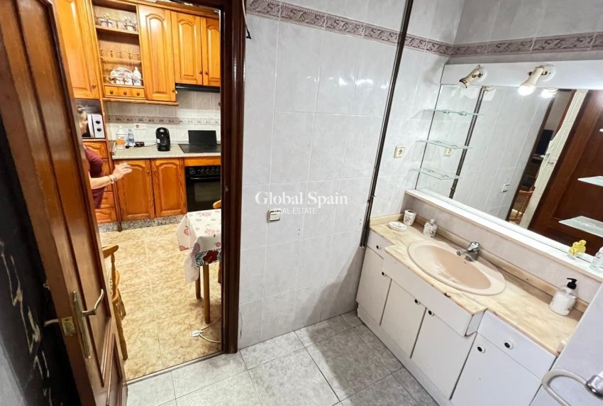 Wederverkoop - APPARTEMENT -
TORREVIEJA - Torrevieja