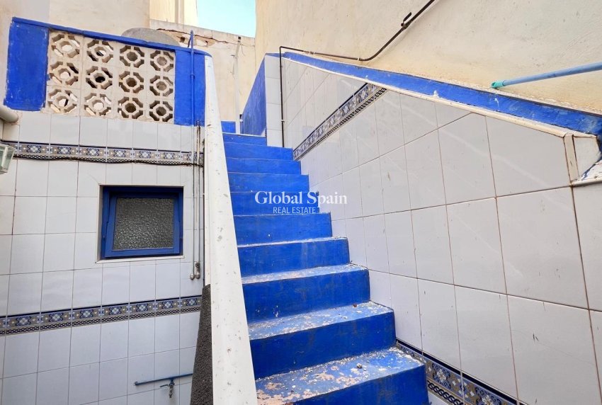 Wederverkoop - APPARTEMENT -
TORREVIEJA - Torrevieja