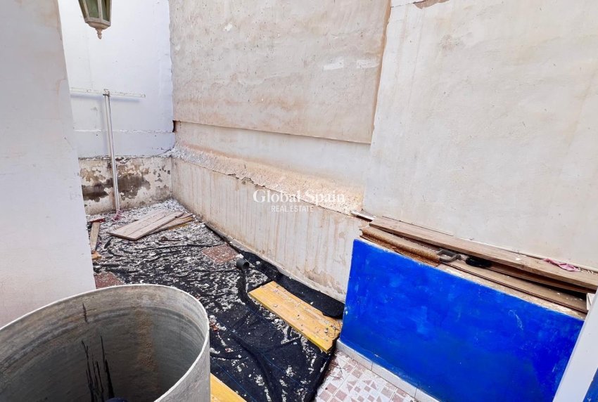 Wederverkoop - APPARTEMENT -
TORREVIEJA - Torrevieja