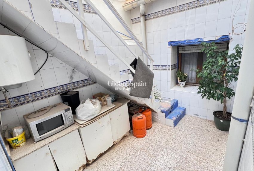 Wederverkoop - APPARTEMENT -
TORREVIEJA - Torrevieja