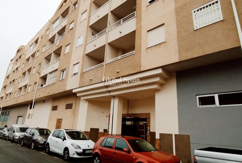 Wederverkoop - APPARTEMENT -
TORREVIEJA - Torrevieja