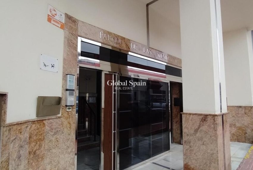 Wederverkoop - APPARTEMENT -
TORREVIEJA - Torrevieja