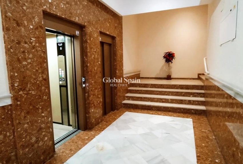 Wederverkoop - APPARTEMENT -
TORREVIEJA - Torrevieja