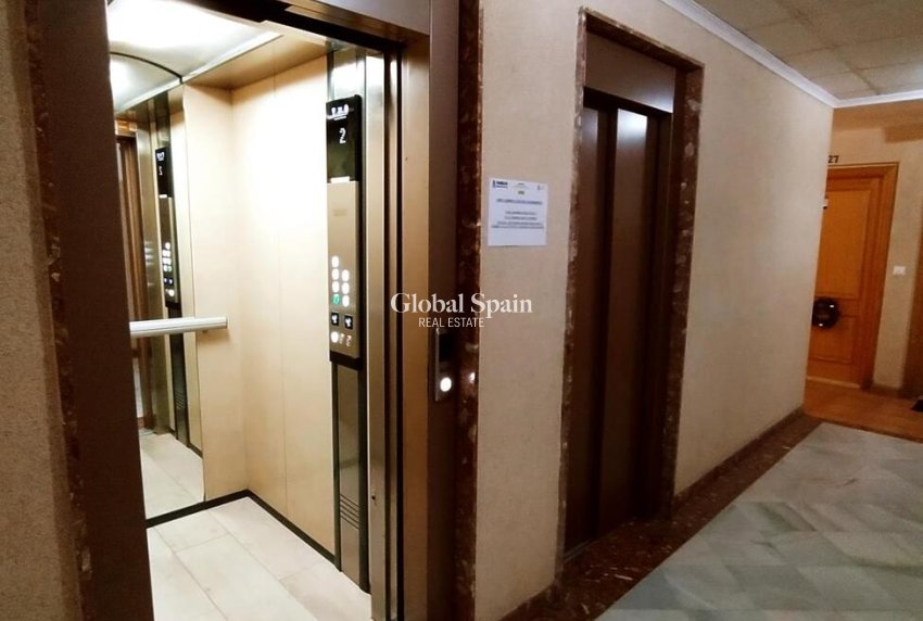 Wederverkoop - APPARTEMENT -
TORREVIEJA - Torrevieja