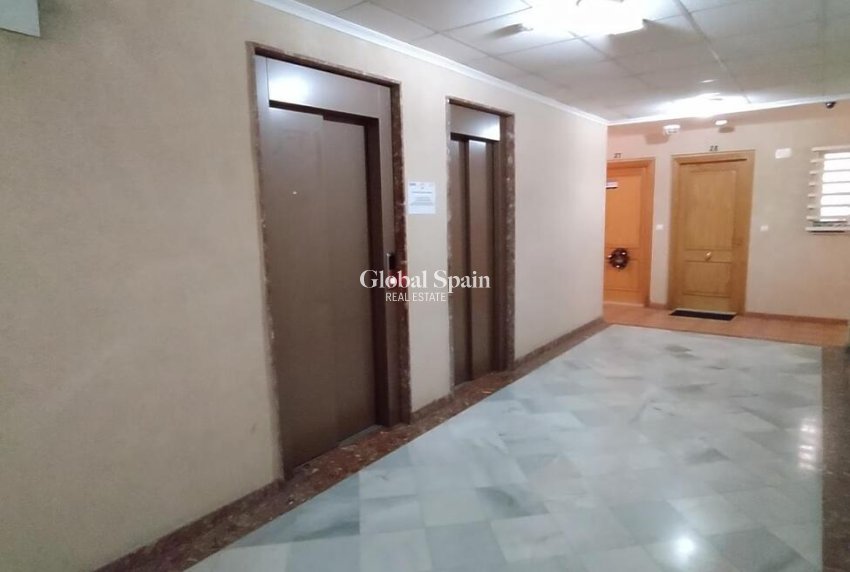 Wederverkoop - APPARTEMENT -
TORREVIEJA - Torrevieja