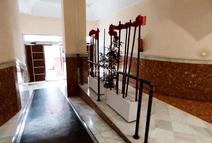 Wederverkoop - APPARTEMENT -
TORREVIEJA - Torrevieja