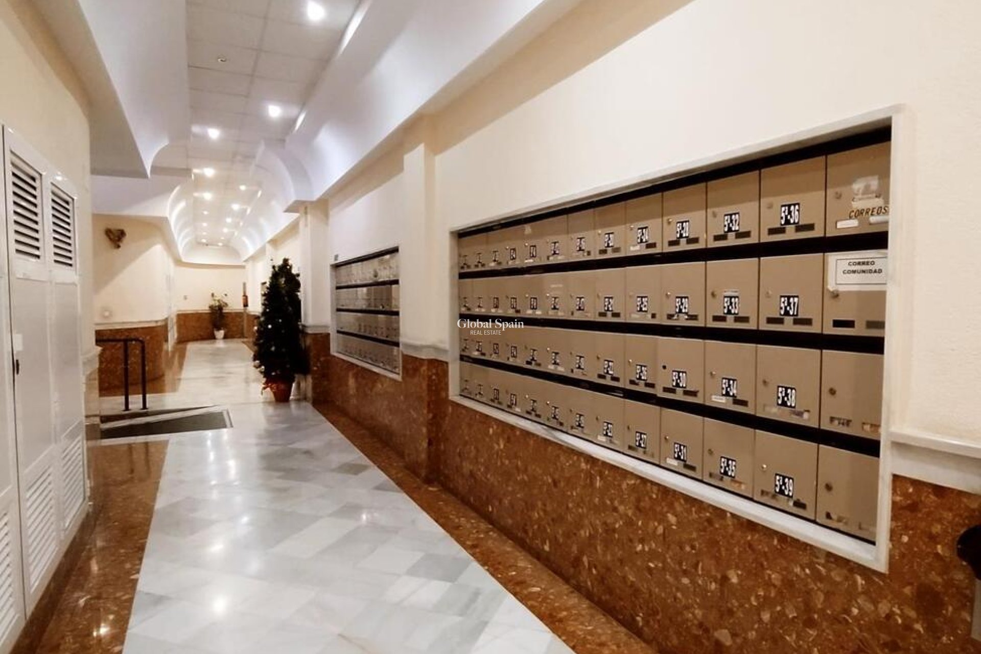 Wederverkoop - APPARTEMENT -
TORREVIEJA - Torrevieja