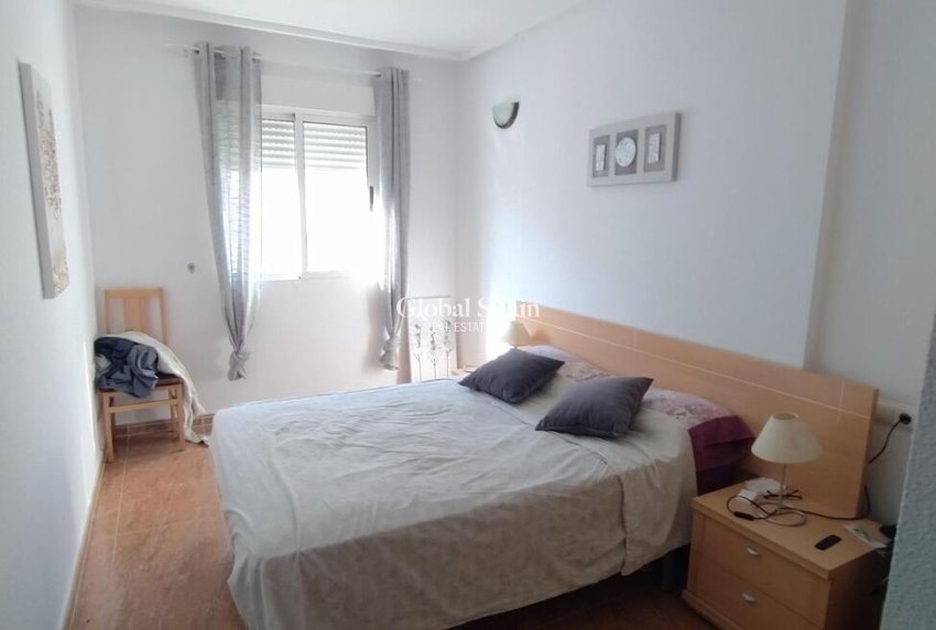 Wederverkoop - APPARTEMENT -
TORREVIEJA - Torrevieja