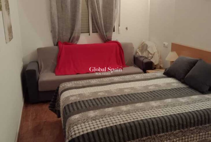 Wederverkoop - APPARTEMENT -
TORREVIEJA - Torrevieja