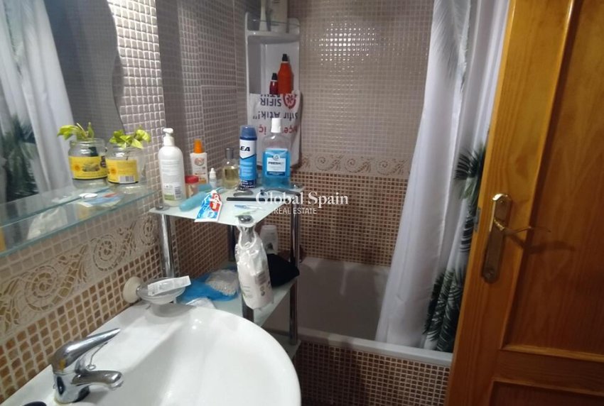 Wederverkoop - APPARTEMENT -
TORREVIEJA - Torrevieja