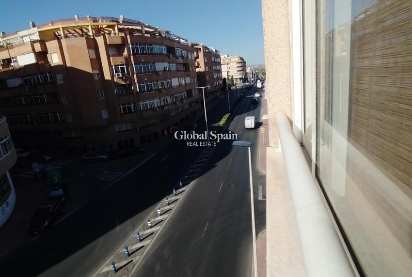 Wederverkoop - APPARTEMENT -
TORREVIEJA - Torrevieja