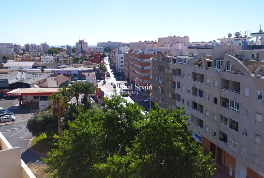 Wederverkoop - APPARTEMENT -
TORREVIEJA - Torrevieja