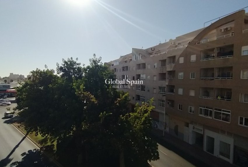 Wederverkoop - APPARTEMENT -
TORREVIEJA - Torrevieja
