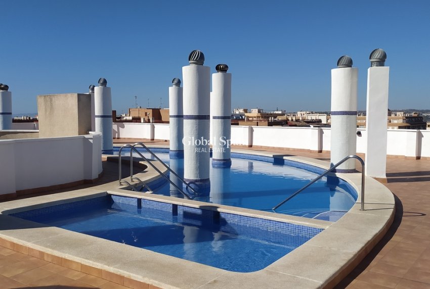 Wederverkoop - APPARTEMENT -
TORREVIEJA - Torrevieja