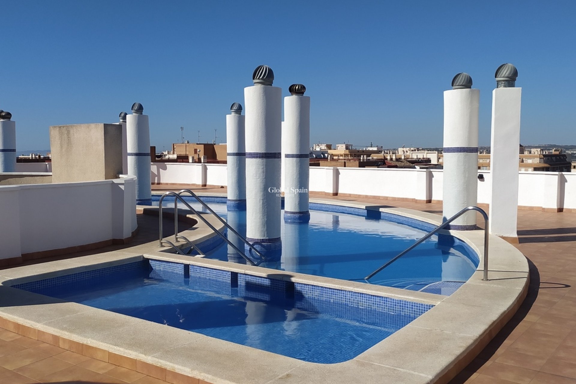 Wederverkoop - APPARTEMENT -
TORREVIEJA - Torrevieja