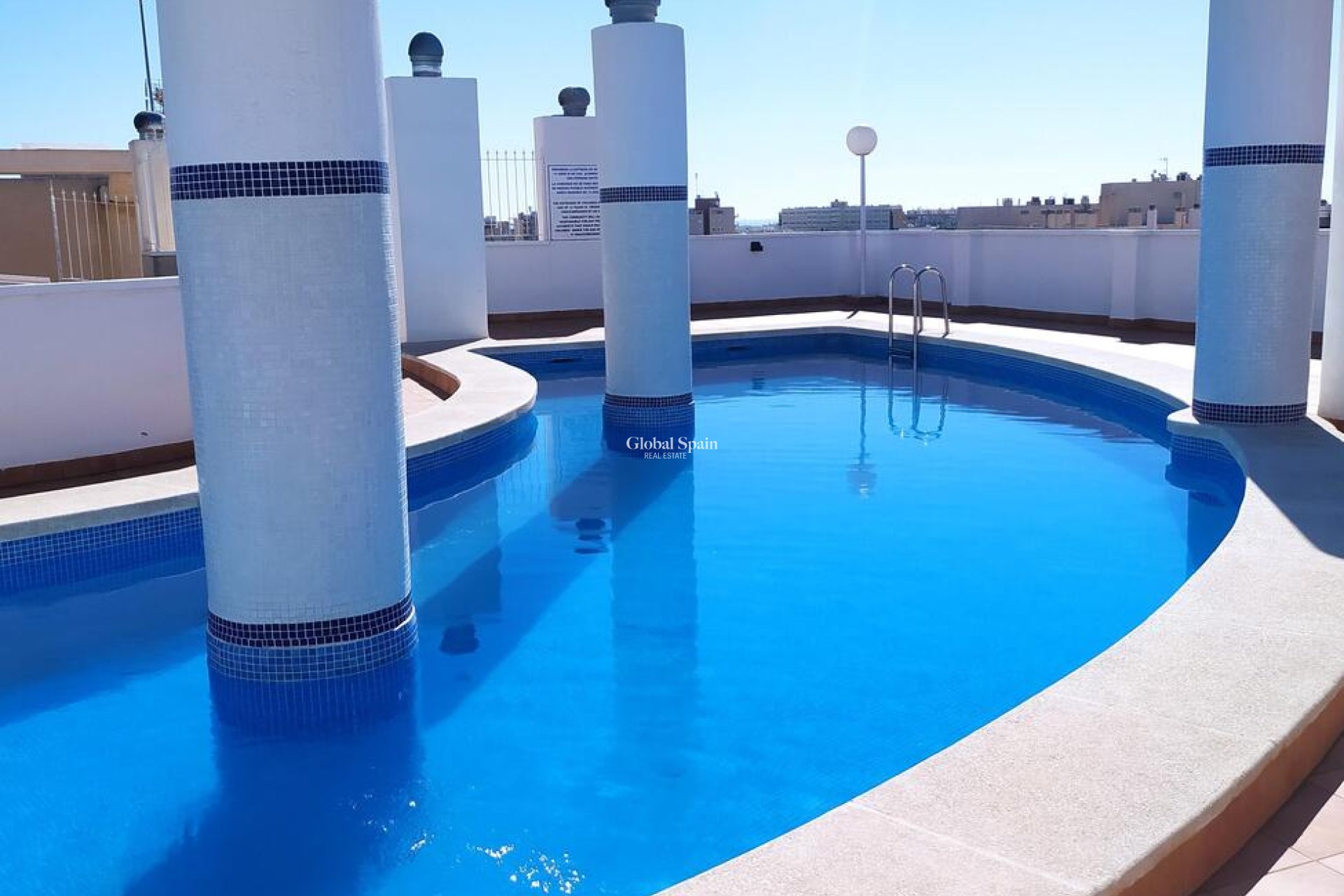 Wederverkoop - APPARTEMENT -
TORREVIEJA - Torrevieja