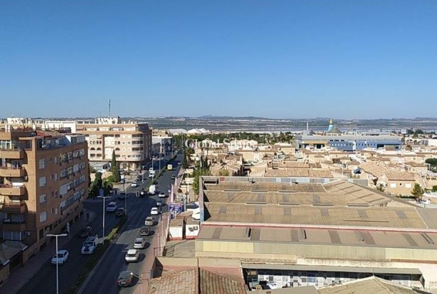 Wederverkoop - APPARTEMENT -
TORREVIEJA - Torrevieja