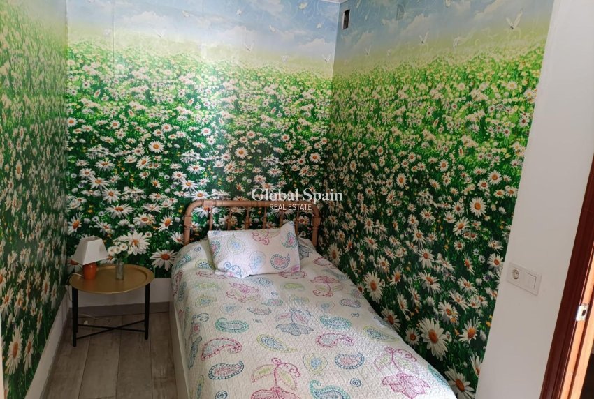 Wederverkoop - APPARTEMENT -
TORREVIEJA - Torrevieja