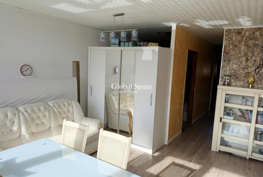 Wederverkoop - APPARTEMENT -
TORREVIEJA - Torrevieja