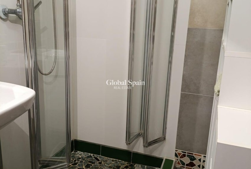 Wederverkoop - APPARTEMENT -
TORREVIEJA - Torrevieja