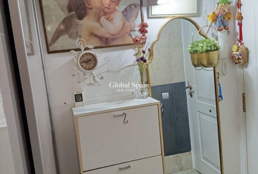 Wederverkoop - APPARTEMENT -
TORREVIEJA - Torrevieja