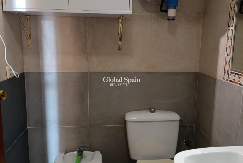 Wederverkoop - APPARTEMENT -
TORREVIEJA - Torrevieja