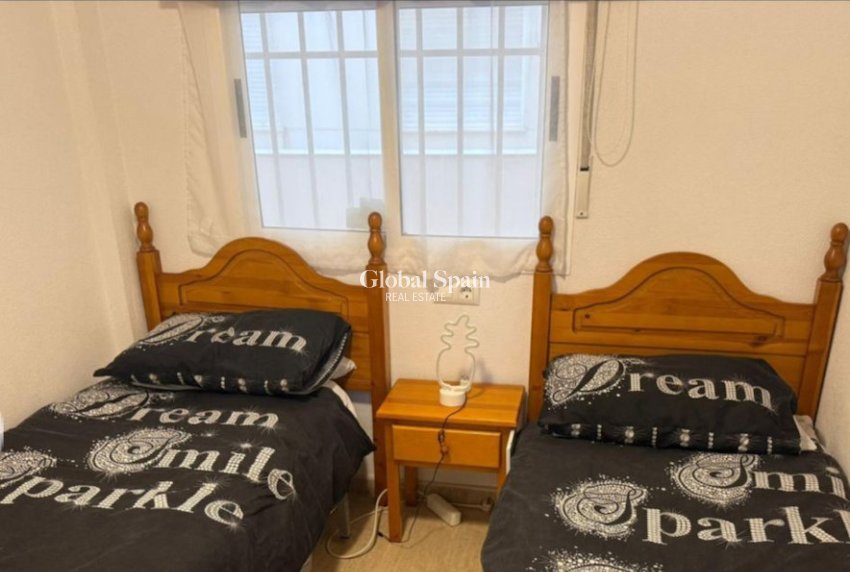 Wederverkoop - APPARTEMENT -
TORREVIEJA - Torrevieja