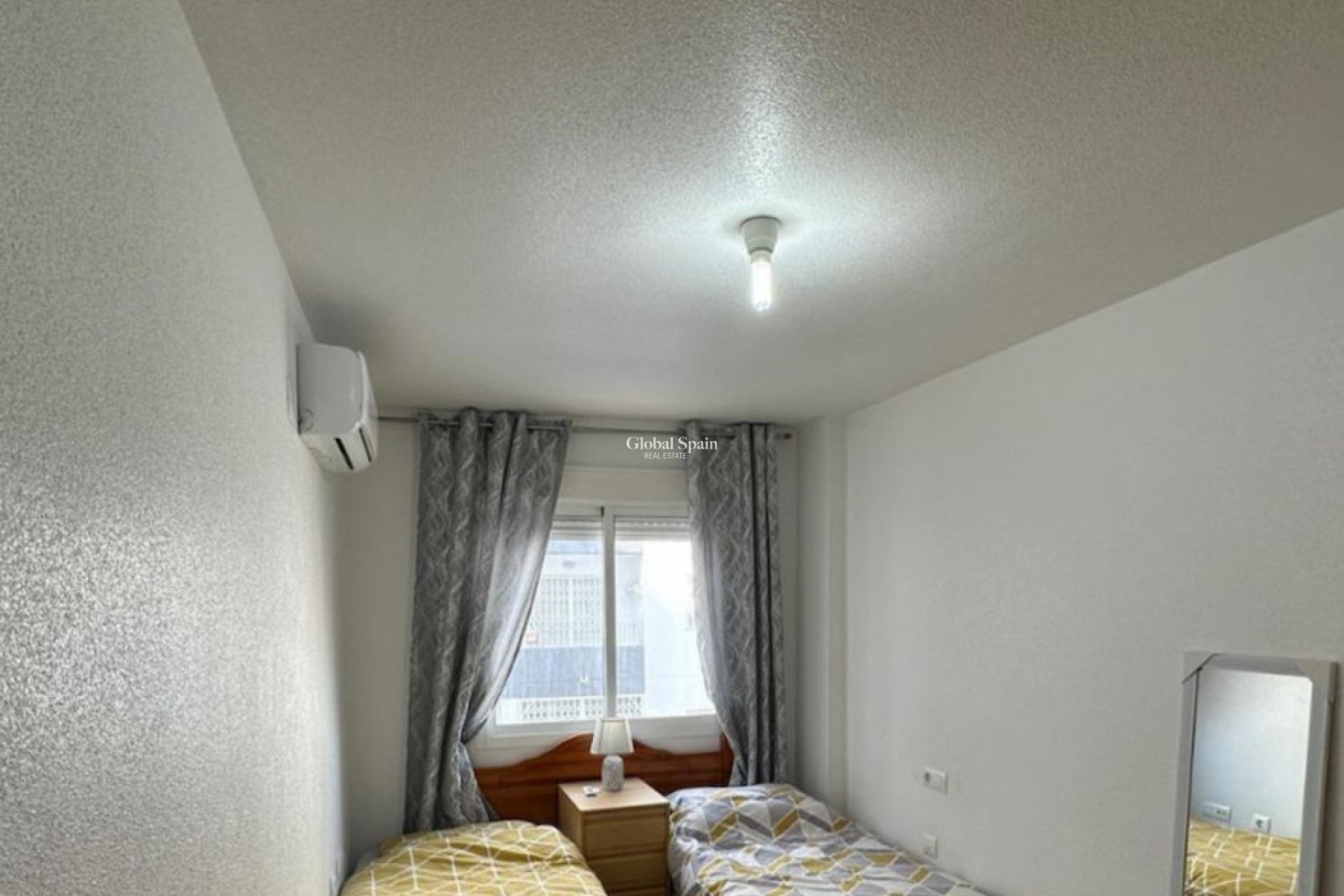 Wederverkoop - APPARTEMENT -
TORREVIEJA - Torrevieja