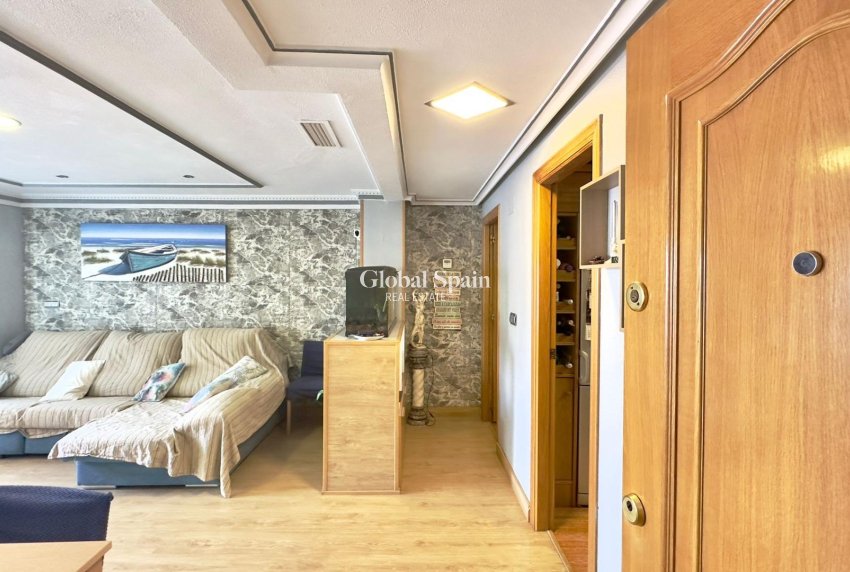 Wederverkoop - APPARTEMENT -
TORREVIEJA - Torrevieja