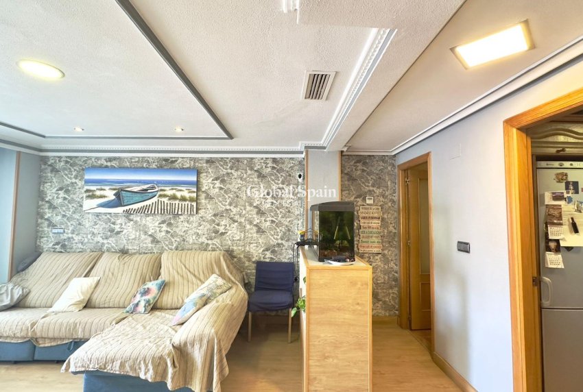 Wederverkoop - APPARTEMENT -
TORREVIEJA - Torrevieja