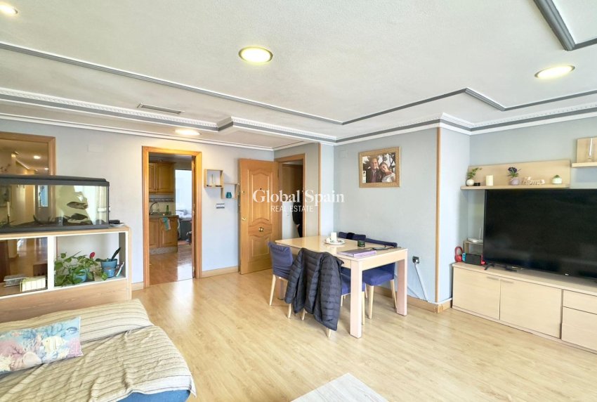 Wederverkoop - APPARTEMENT -
TORREVIEJA - Torrevieja