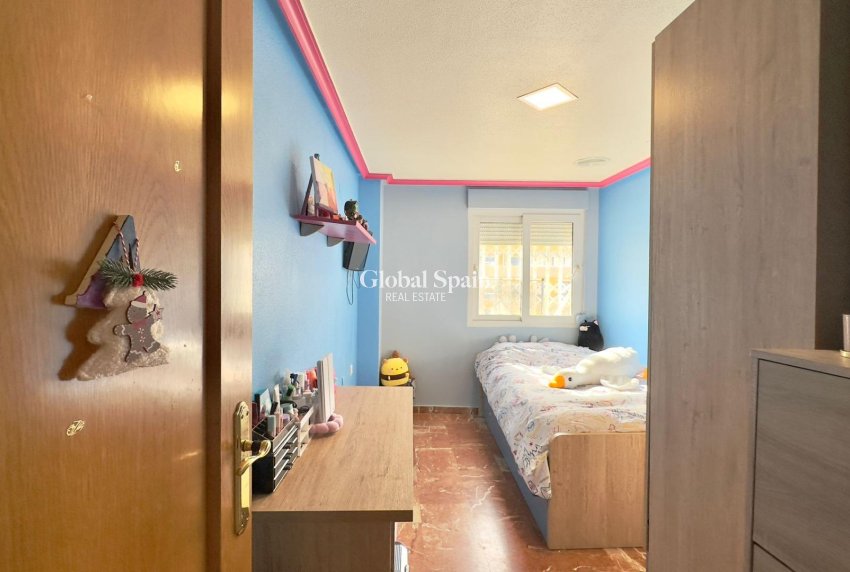 Wederverkoop - APPARTEMENT -
TORREVIEJA - Torrevieja