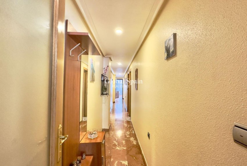 Wederverkoop - APPARTEMENT -
TORREVIEJA - Torrevieja