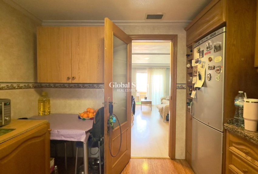 Wederverkoop - APPARTEMENT -
TORREVIEJA - Torrevieja