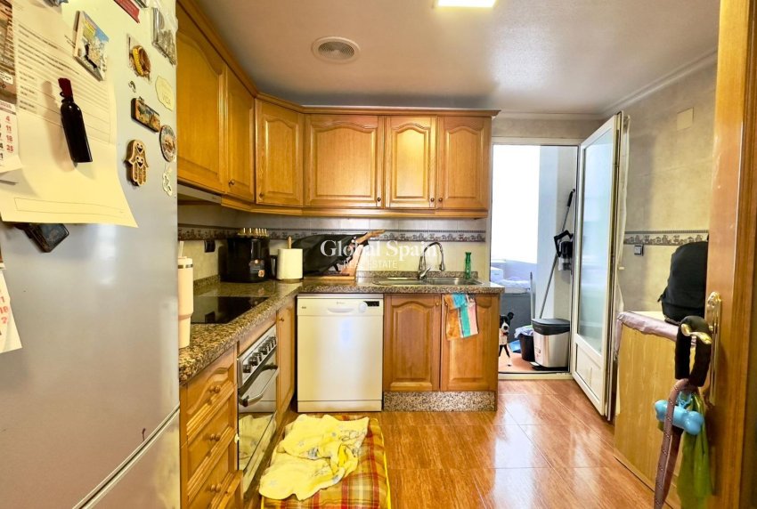 Wederverkoop - APPARTEMENT -
TORREVIEJA - Torrevieja