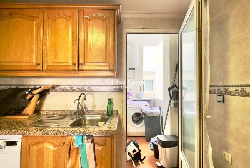 Wederverkoop - APPARTEMENT -
TORREVIEJA - Torrevieja