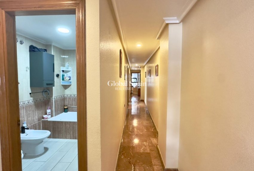 Wederverkoop - APPARTEMENT -
TORREVIEJA - Torrevieja