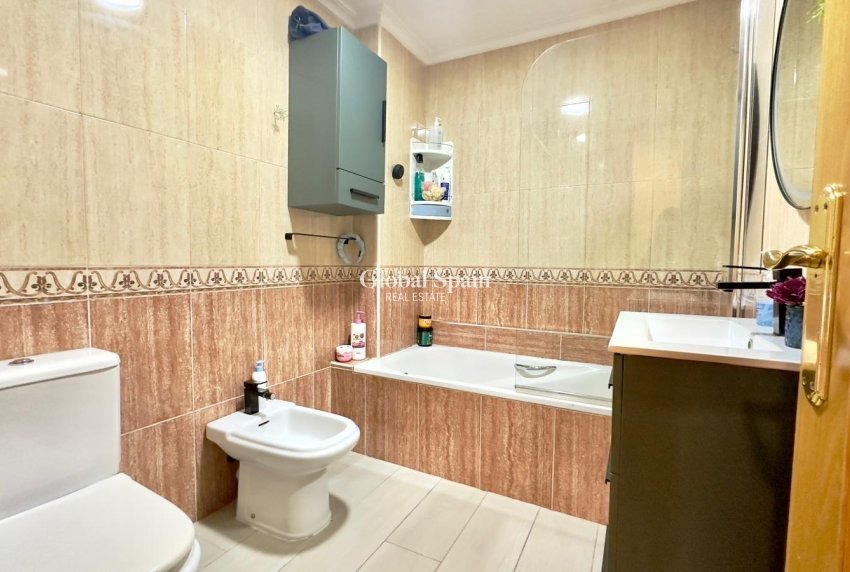 Wederverkoop - APPARTEMENT -
TORREVIEJA - Torrevieja