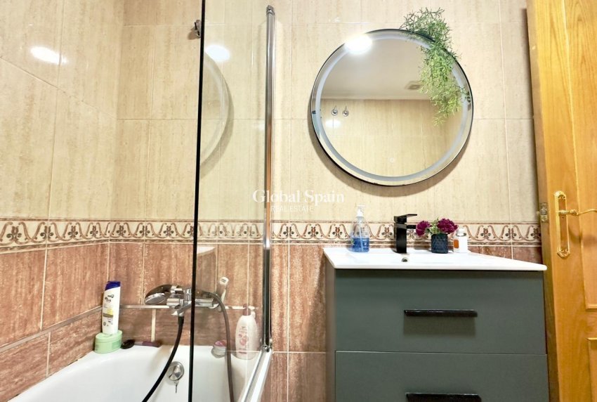 Wederverkoop - APPARTEMENT -
TORREVIEJA - Torrevieja