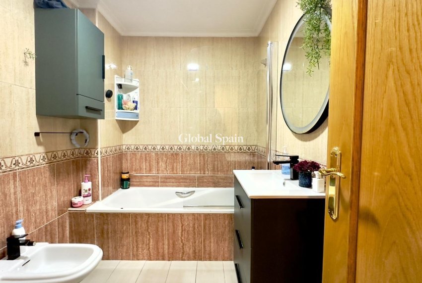 Wederverkoop - APPARTEMENT -
TORREVIEJA - Torrevieja