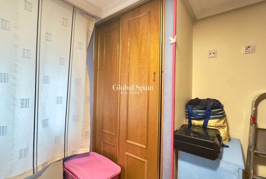 Wederverkoop - APPARTEMENT -
TORREVIEJA - Torrevieja