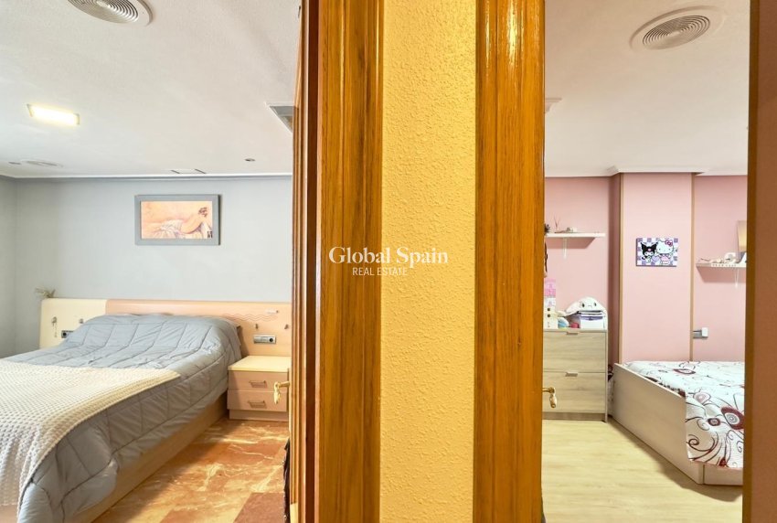 Wederverkoop - APPARTEMENT -
TORREVIEJA - Torrevieja