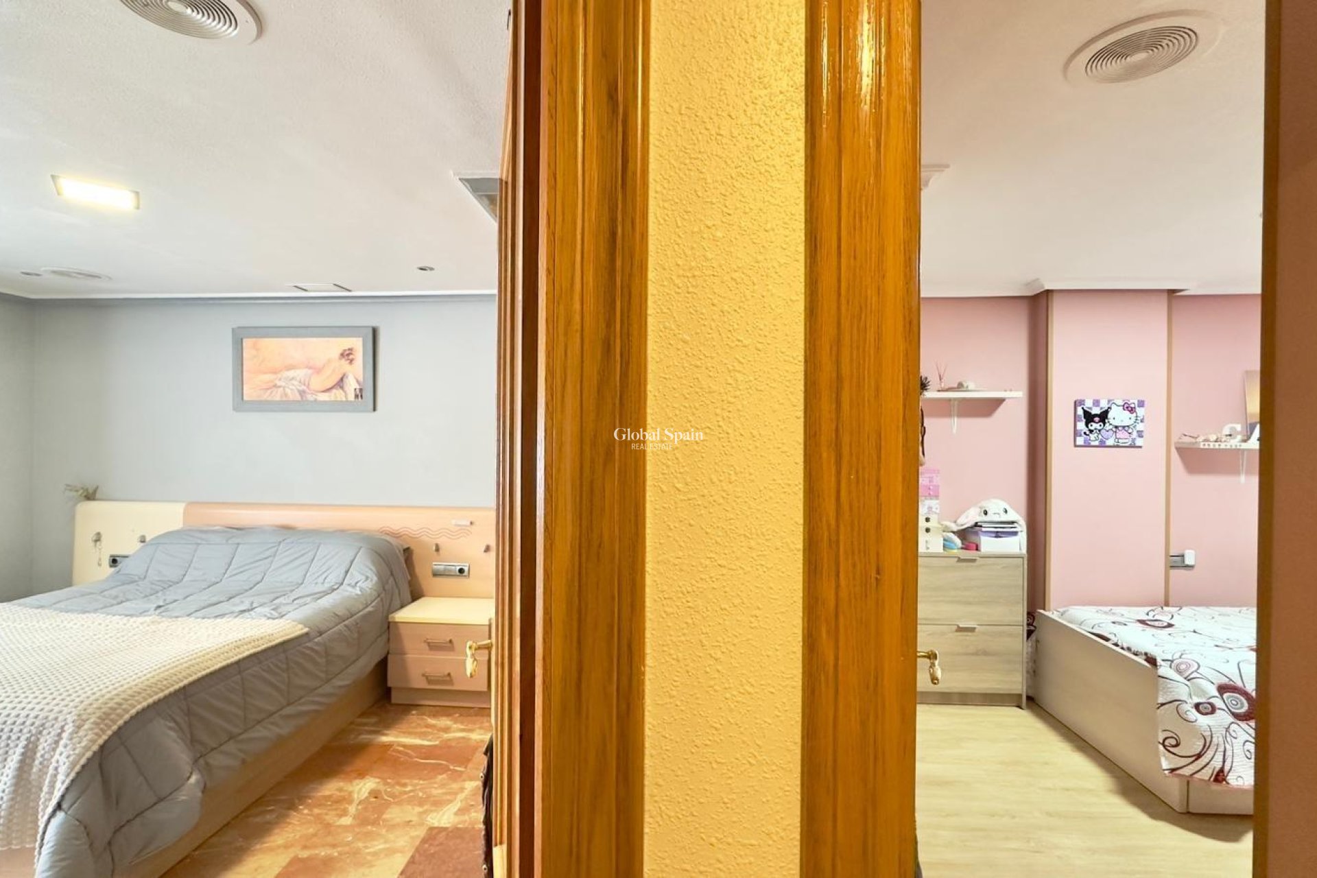 Wederverkoop - APPARTEMENT -
TORREVIEJA - Torrevieja