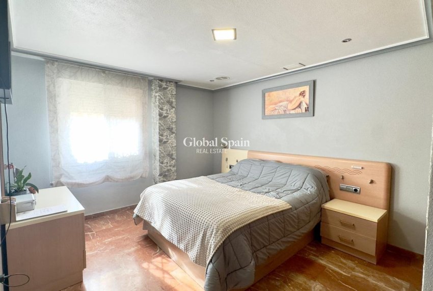 Wederverkoop - APPARTEMENT -
TORREVIEJA - Torrevieja