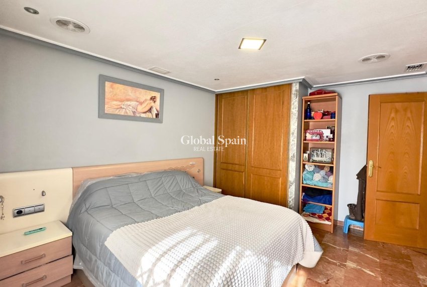 Wederverkoop - APPARTEMENT -
TORREVIEJA - Torrevieja