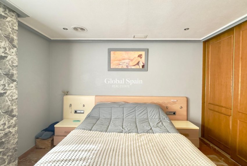 Wederverkoop - APPARTEMENT -
TORREVIEJA - Torrevieja