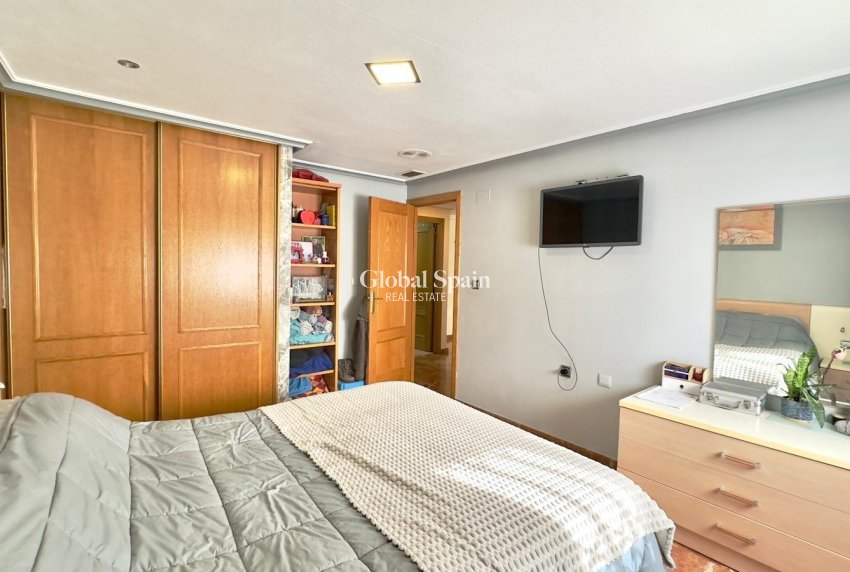 Wederverkoop - APPARTEMENT -
TORREVIEJA - Torrevieja