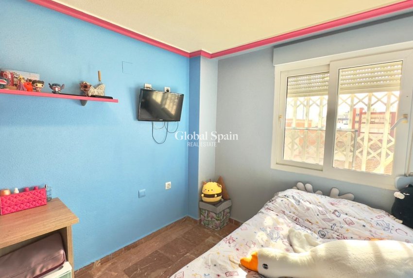 Wederverkoop - APPARTEMENT -
TORREVIEJA - Torrevieja